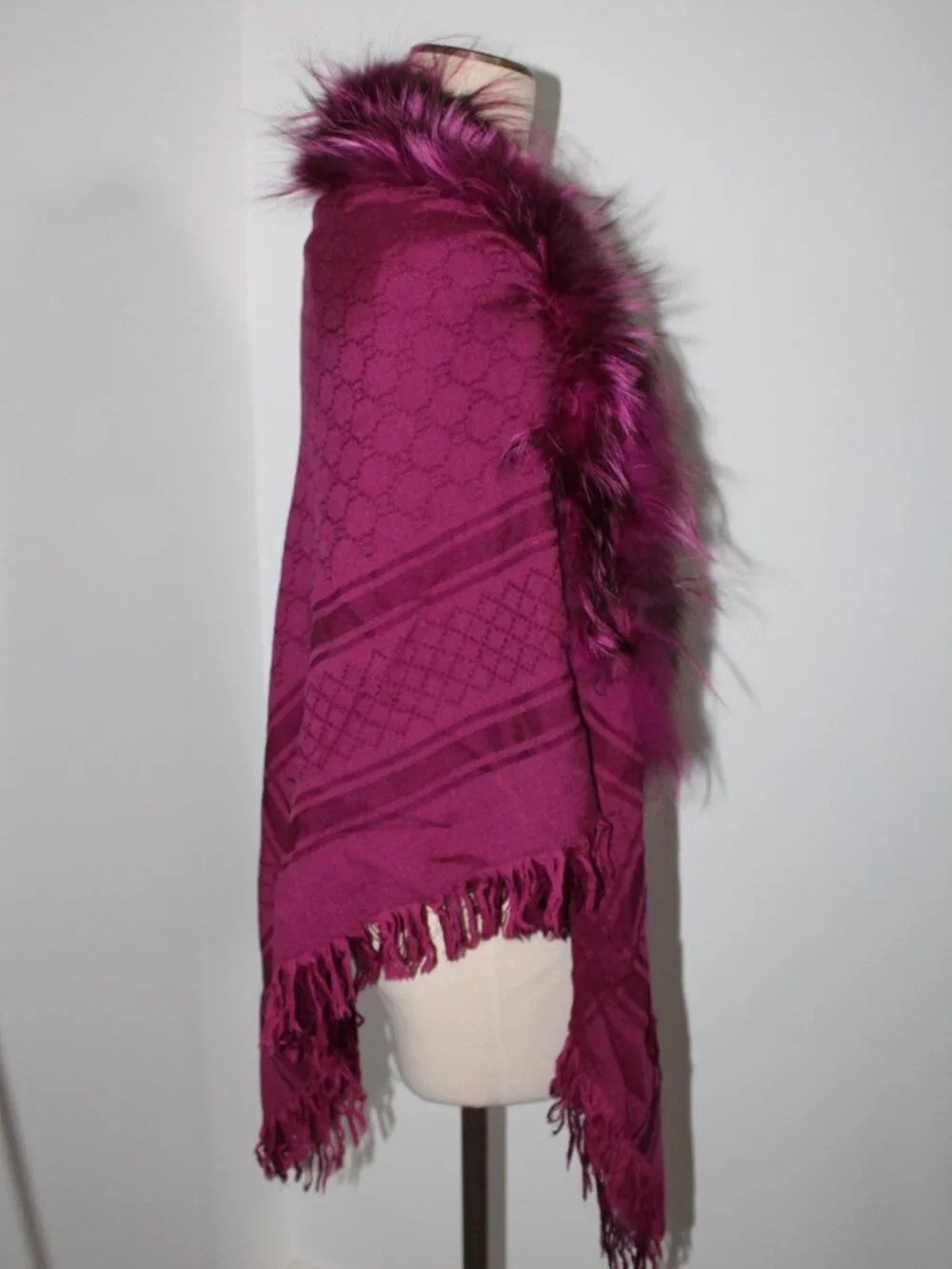 GUCCI Jacquard GG Wool Silk Fox Fur Trim Scarf Unisex Fringe Trim Stole Wrap
